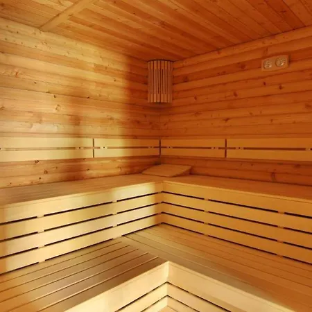 アパートホテル Victoria & Aheloy 3*