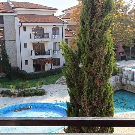 Victoria & Aheloy アパートホテル 3*